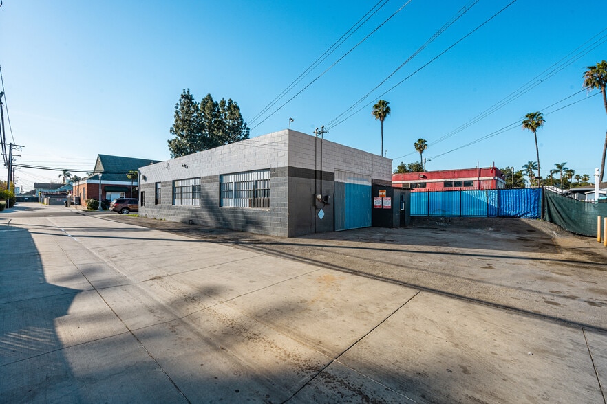 More Photos Of 111 E Wilhelmina St, Anaheim Auto Repair For Lease