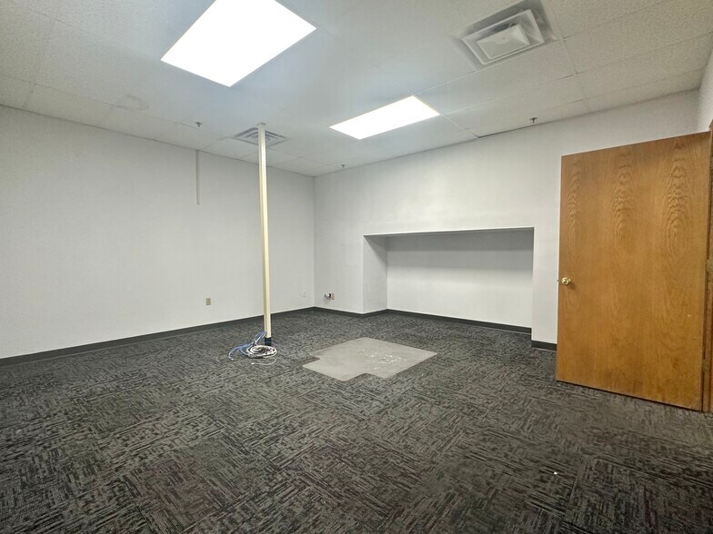 More Photos Of 5571 N Main St, Joplin Showroom For Sale