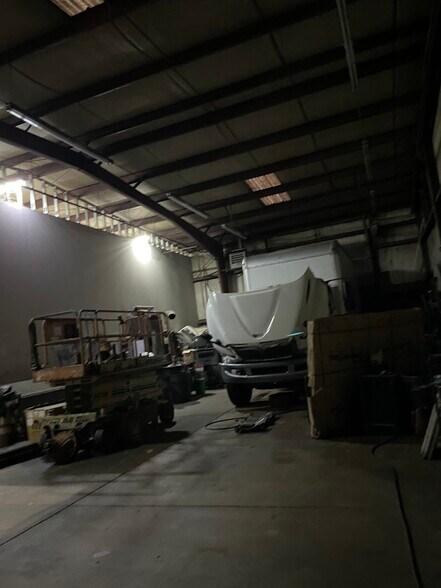 More Photos Of 700 Griffith Rd, Charlotte Service For Lease