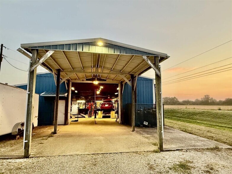 Primary Photo Of 114 Glenville Loop, Calhoun General Retail For Sale