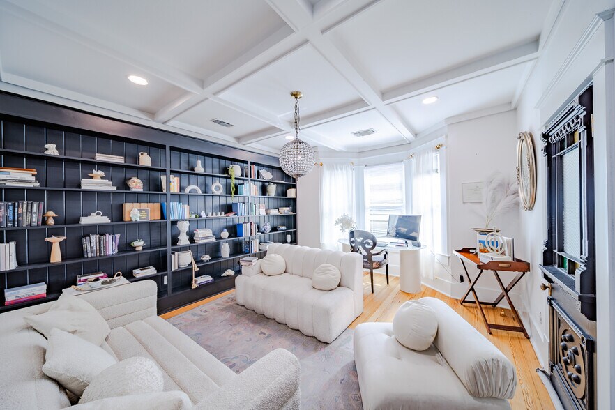 More Photos Of 729 N Bishop Ave, Dallas Office For Sale
