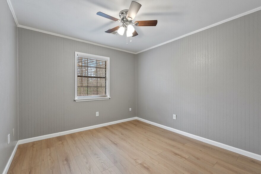 More Photos Of 16 Linder Rd, Greenbrier Apartments For Sale