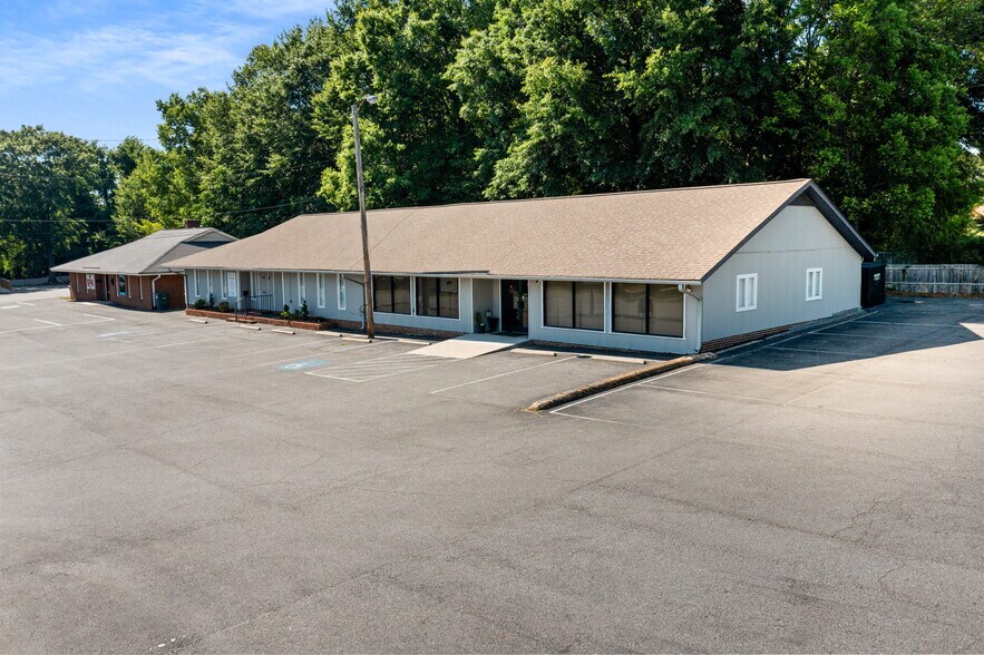 More Photos Of 910 E Garrison Blvd, Gastonia General Retail For Sale