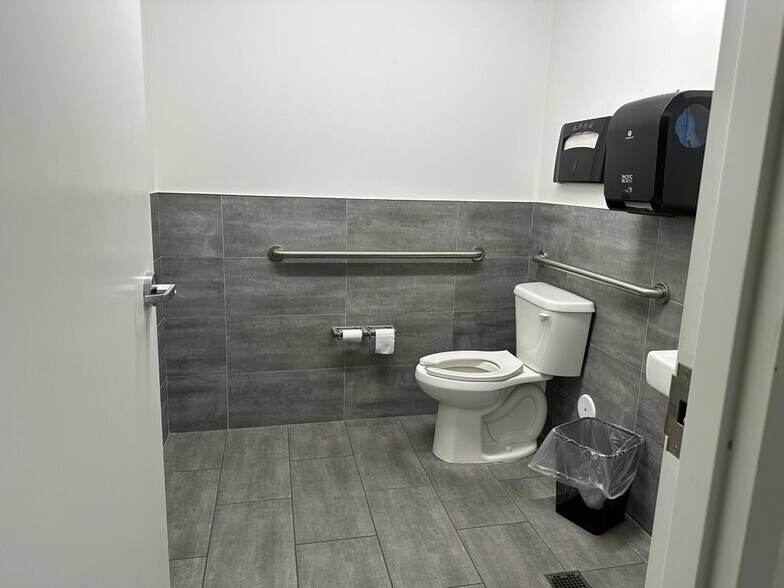 More Photos Of 12301 NW 112 Ave, Medley Distribution For Lease