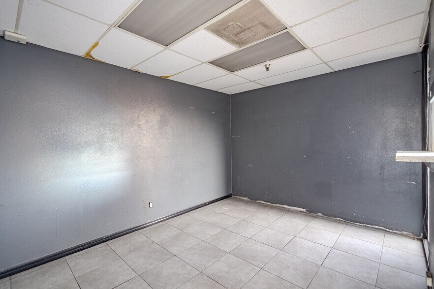 More Photos Of 993 W Valley Blvd, Bloomington Unknown For Lease