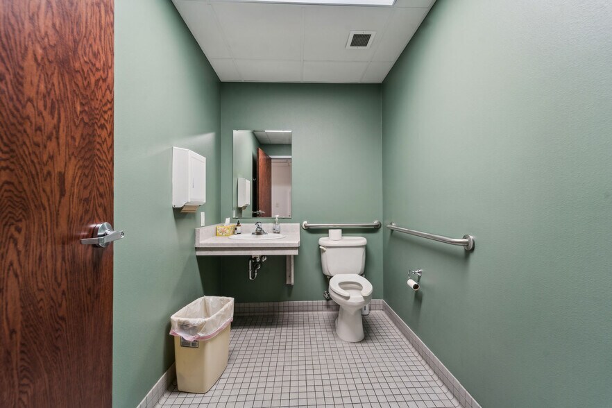 More Photos Of 952 S Park Ave, Fond Du Lac Medical For Sale