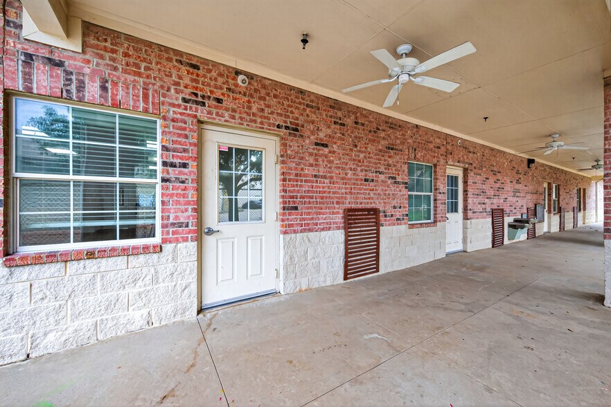 More Photos Of 8525 Queenston Blvd, Houston Freestanding For Sale