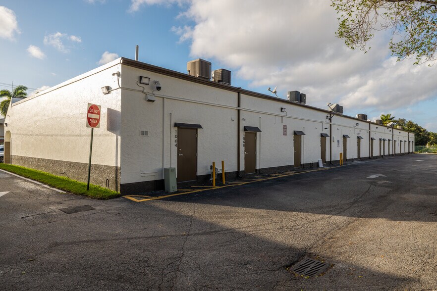 More Photos Of 1120 Sunset Strip, Sunrise Freestanding For Lease