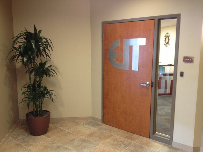 More Photos Of 19 Keewaydin Dr, Salem Research And Development For Lease