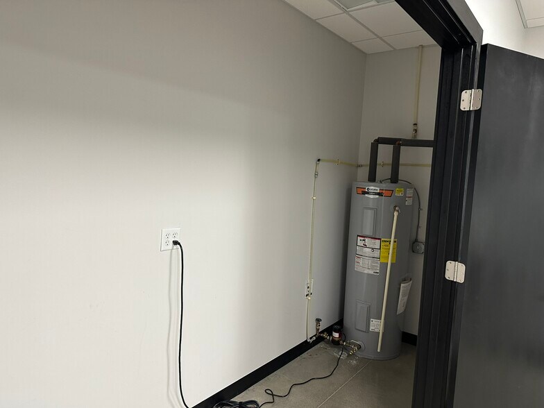 More Photos Of 1005 8th St SW, Altoona Storefront For Lease