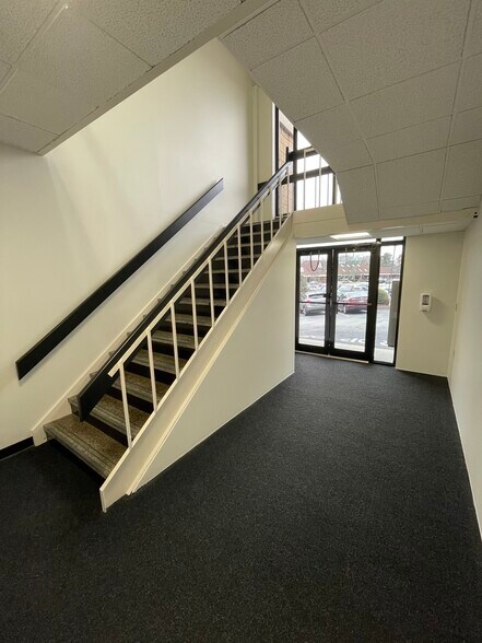 More Photos Of 5586 Post Rd, East Greenwich Office For Lease