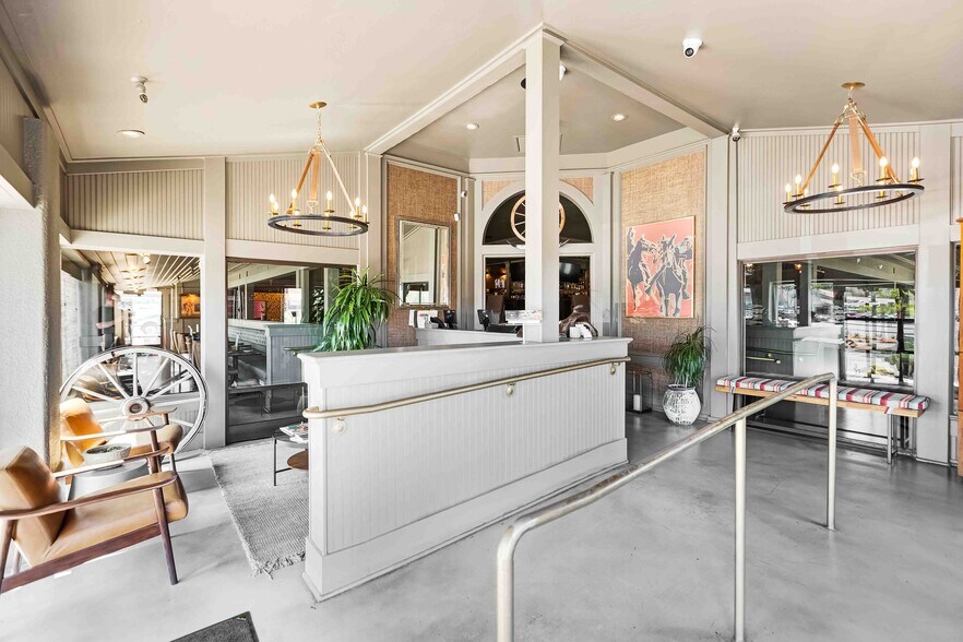 More Photos Of 72620 El Paseo, Palm Desert Restaurant For Sale