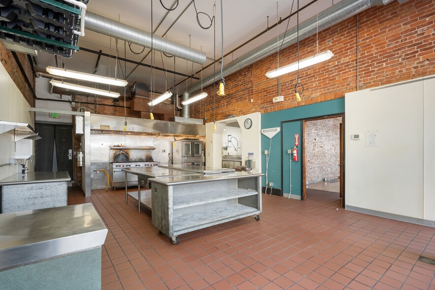 More Photos Of 108 S Walnut St, Muncie Office For Sale