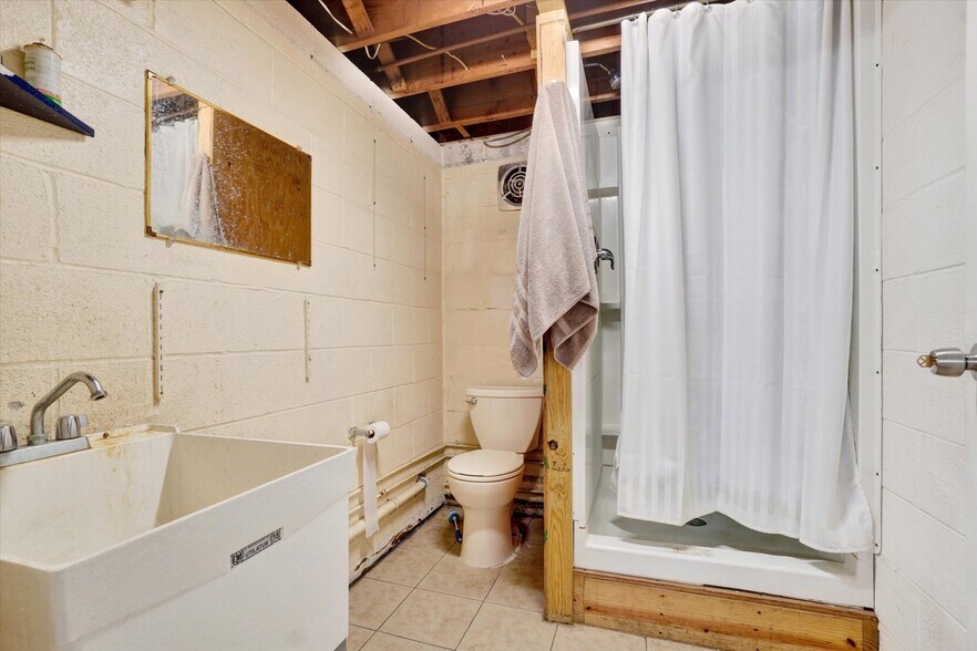 More Photos Of 321 Dewey St, York Distribution For Sale