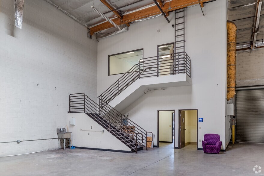 More Photos Of 1364 E 15th St, Los Angeles Warehouse For Sale
