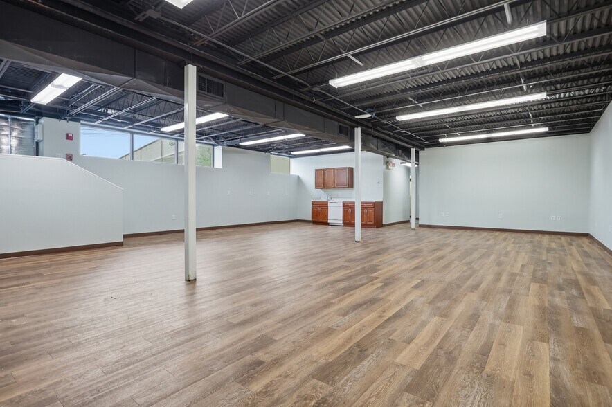 More Photos Of 180 Bear Hill Rd, Waltham Flex For Sale