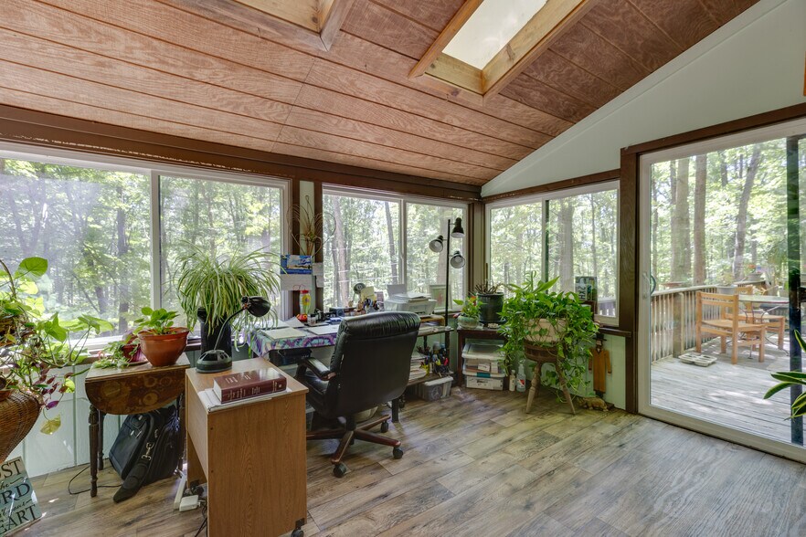 More Photos Of 11 Mountainside Dr, Berkeley Springs Specialty For Sale