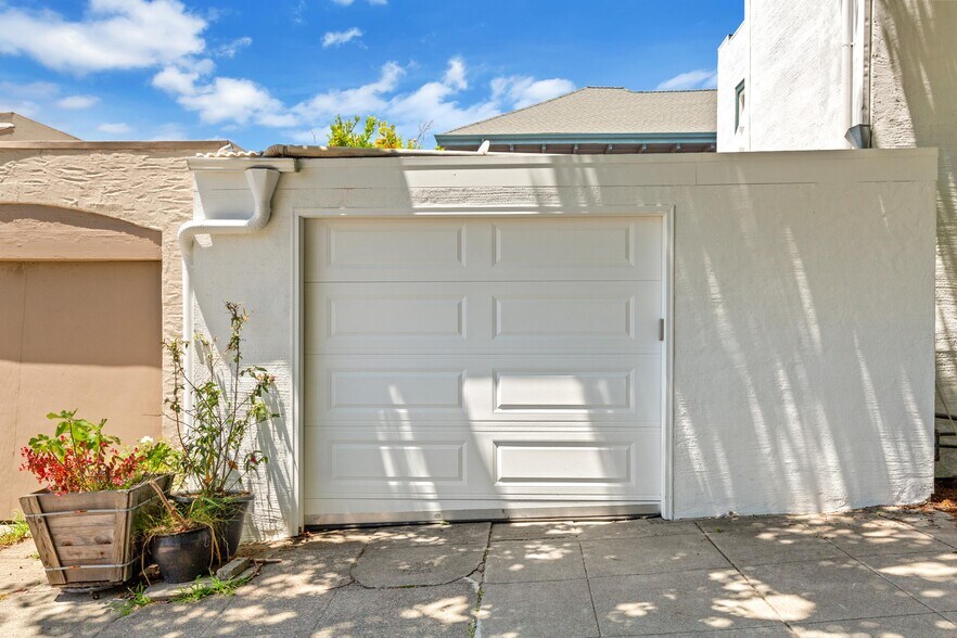 More Photos Of 1539 E 38th St, Oakland Apartments For Sale