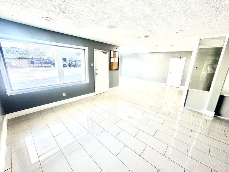 More Photos Of 5638 Star Ln, Houston Auto Dealership For Lease