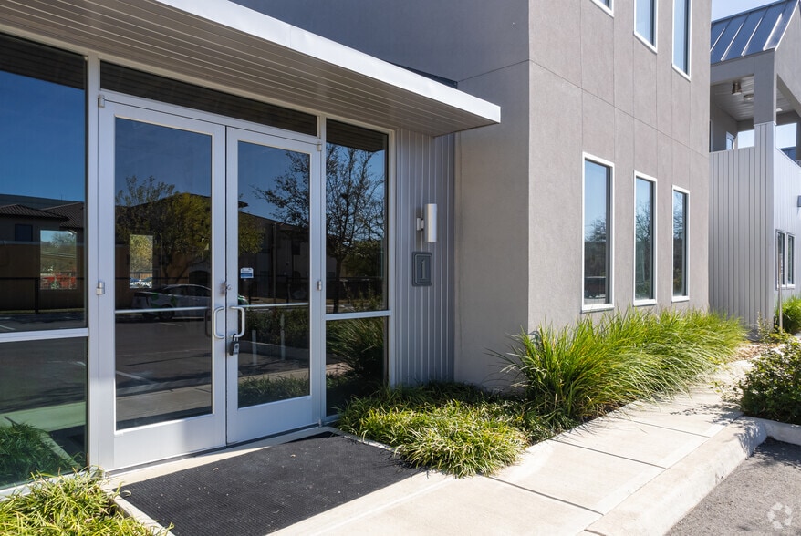 More Photos Of 366 W Sunset Rd, San Antonio Office For Lease