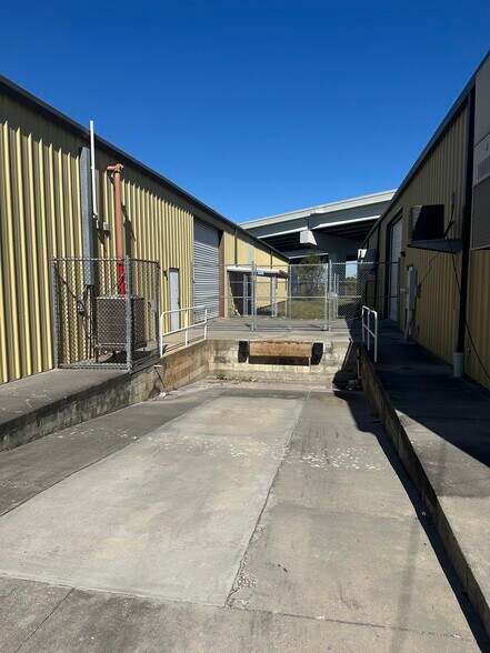 More Photos Of 4151 118th Ave N, Clearwater Warehouse For Lease