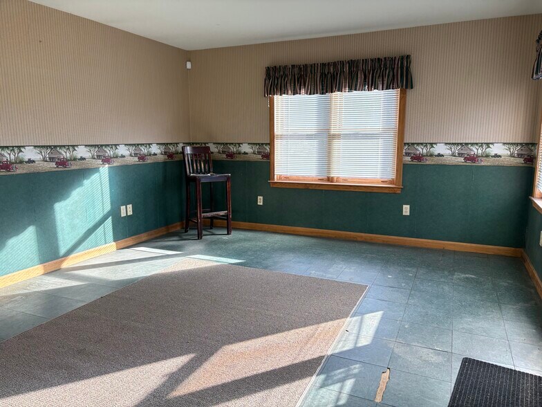 More Photos Of 201 Daniel Shays Hwy, Athol Flex For Sale