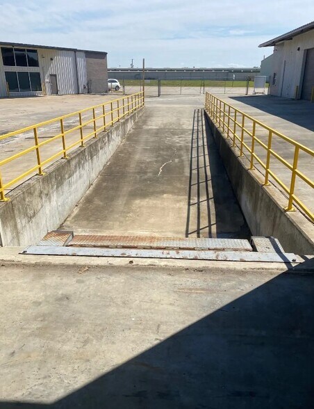 More Photos Of 37294 Commerce Ln, Prairieville Manufacturing For Lease