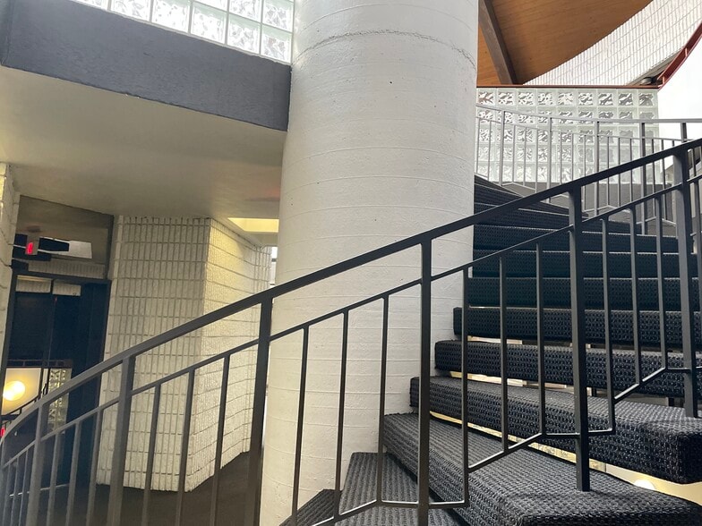 More Photos Of 950 Lee St, Des Plaines Office For Lease