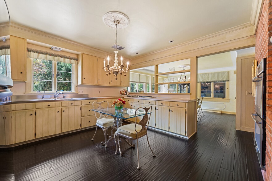 More Photos Of 550 Warner rd, Vienna Specialty For Sale