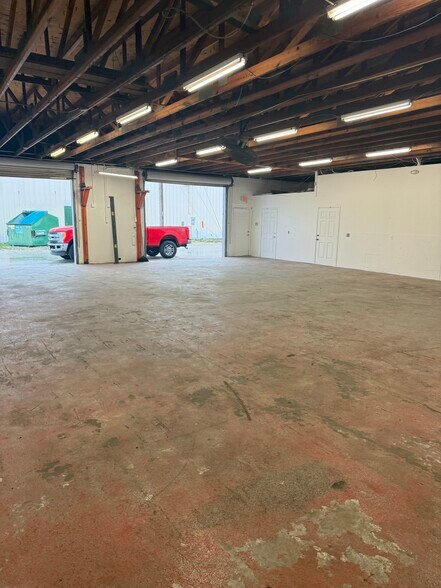 More Photos Of 1412-1414 Viscaya Pky, Cape Coral Warehouse For Lease