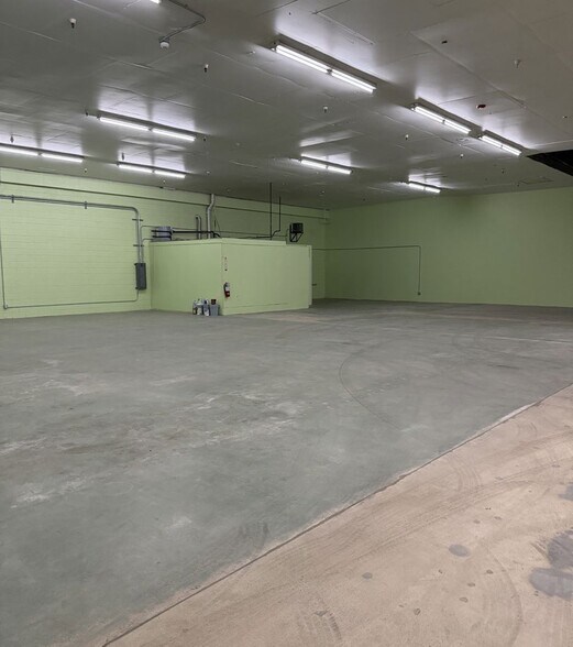 More Photos Of 3030 Brundage Ln, Bakersfield Supermarket For Lease