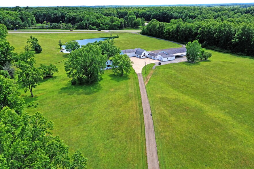 More Photos Of 4085 Herner County Line Rd, Southington Showroom For Sale