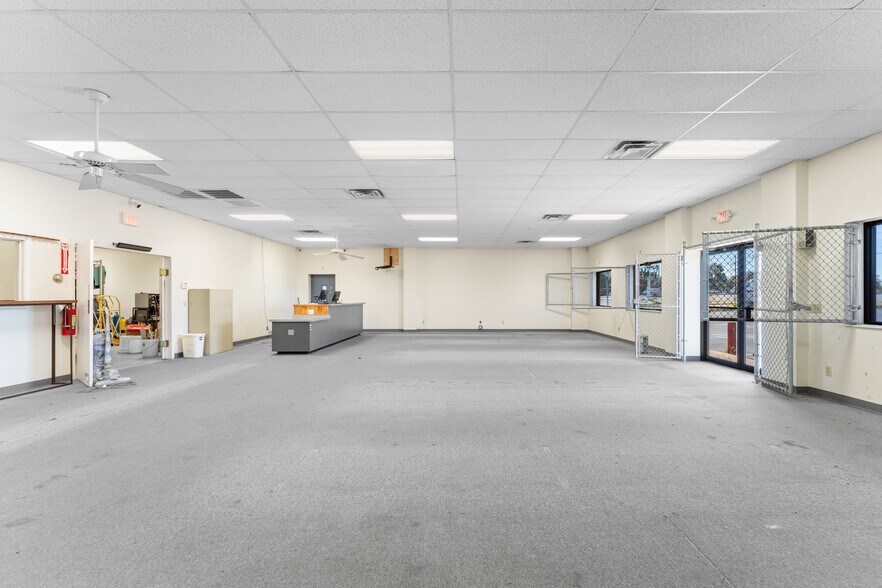 More Photos Of 2103 S Thompson St, Springdale Freestanding For Sale