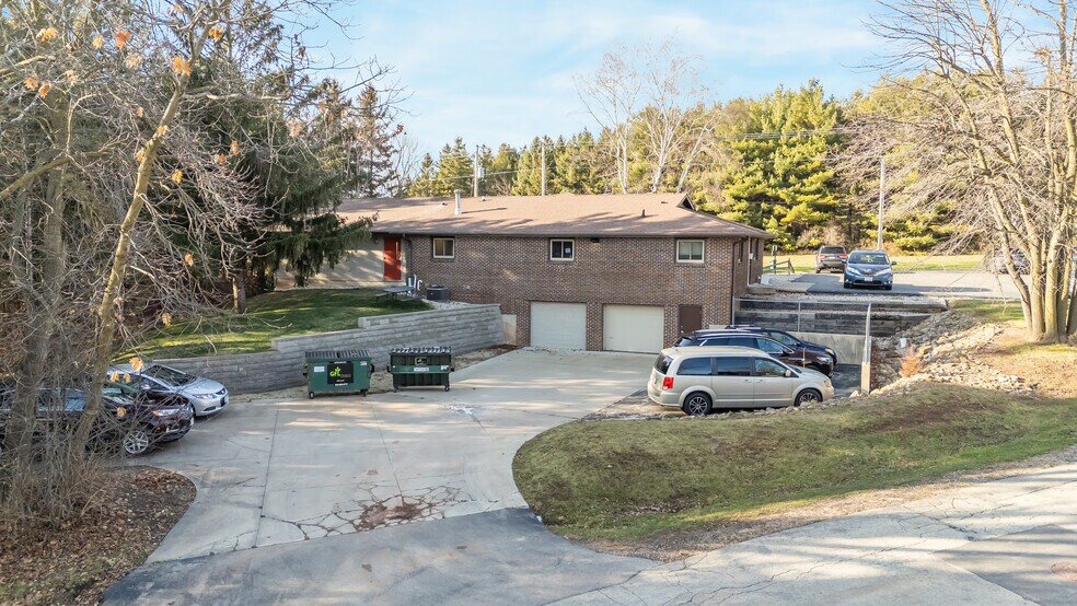 More Photos Of 645 Hawthorne Dr, Omro Veterinarian Kennel For Sale