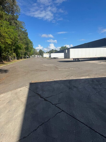 More Photos Of 600 Ellis Rd N, Jacksonville Warehouse For Lease
