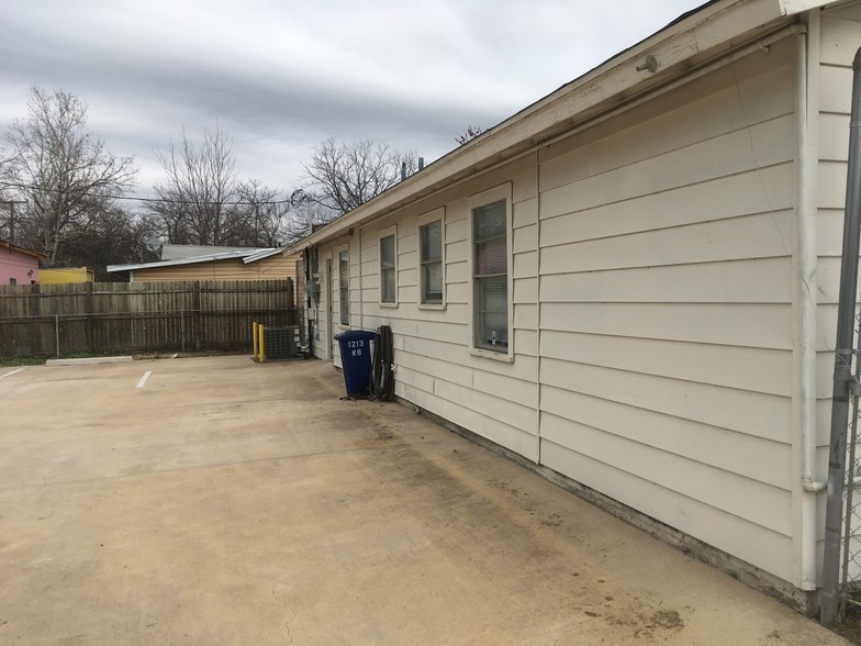 More Photos Of 1913 Hemlock Dr, Haltom City Office For Sale
