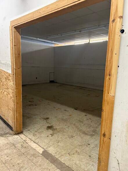 More Photos Of 1309 Pine Ave, Niagara Falls Freestanding For Lease