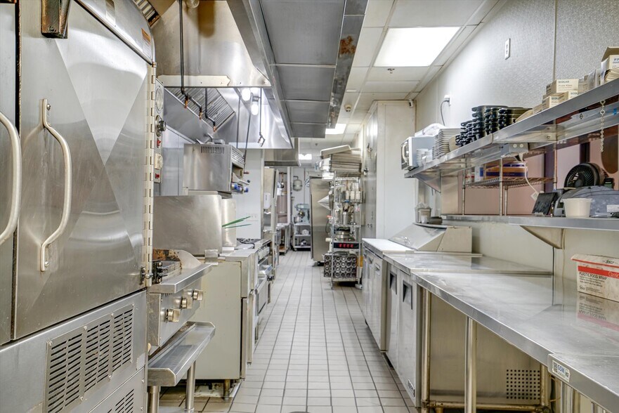 More Photos Of 152 S Brand Blvd, Glendale General Retail For Lease