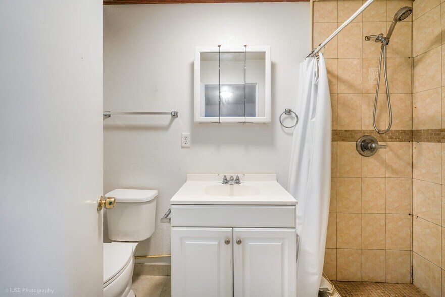 More Photos Of 1651 W 37th St, Hialeah Warehouse For Sale