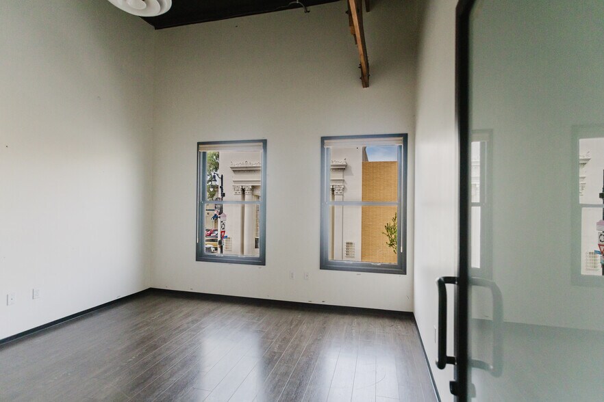 More Photos Of 10 Plaza Sq, Orange Storefront Retail Office For Lease
