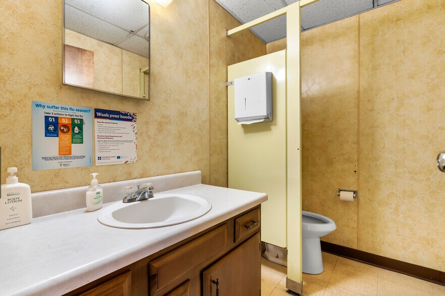 More Photos Of 3050 6th St SW, Cedar Rapids Warehouse For Lease