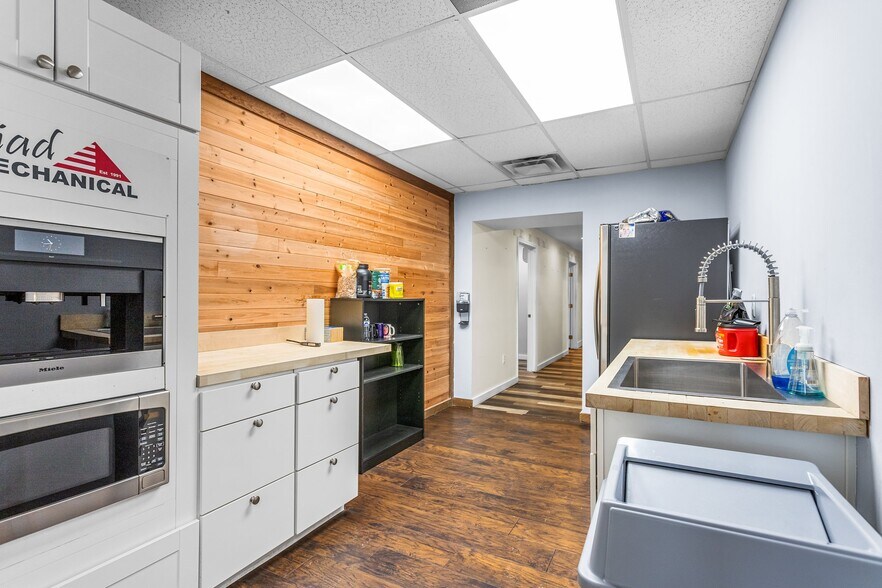 More Photos Of 393 Swanson Dr, Lawrenceville Light Manufacturing For Sale