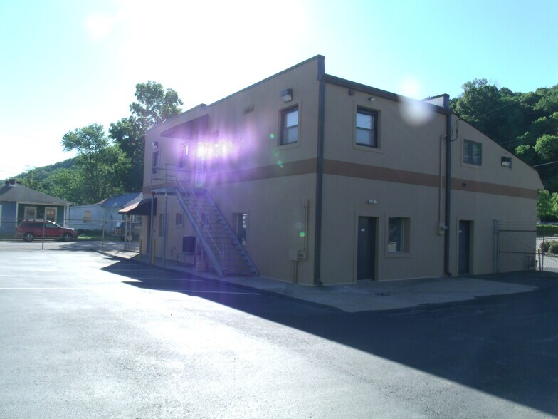 More Photos Of 411 Holmes St, Frankfort Light Distribution For Sale