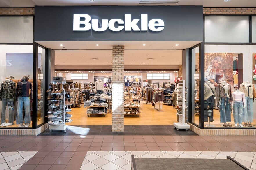 More Photos Of 2031 S Mooney Blvd, Visalia Unknown For Lease