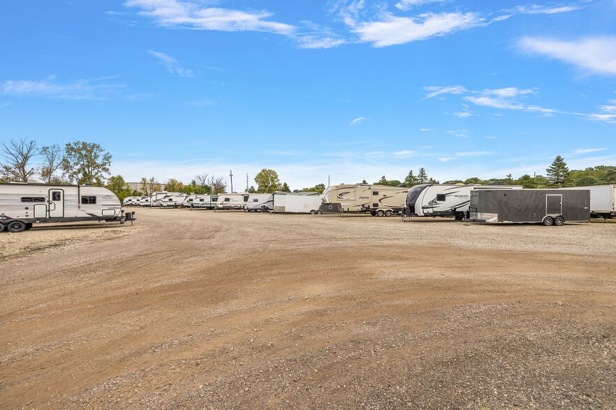 More Photos Of 59120 Oasis Center Dr, South Lyon Self Storage For Sale