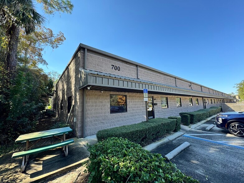 More Photos Of 700 Fentress Blvd, Daytona Beach Warehouse For Lease