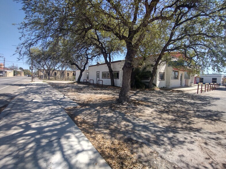 More Photos Of 100 Military hwy, Brackettville Service Station For Sale