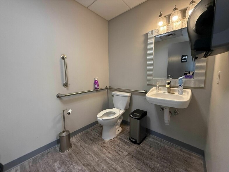 More Photos Of 2101 W Chesterfield Blvd, Springfield Office For Sale