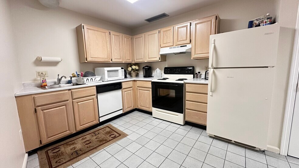 More Photos Of 10 Gatehouse Rd, Amherst Medical For Lease