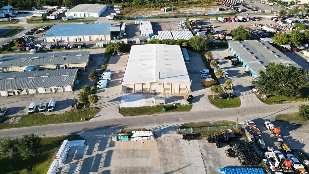 More Photos Of 4240 James St, Port Charlotte Service For Lease